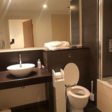 Lovely Serviced Apartment 2Min 2 City Center Манчестър Екстериор снимка