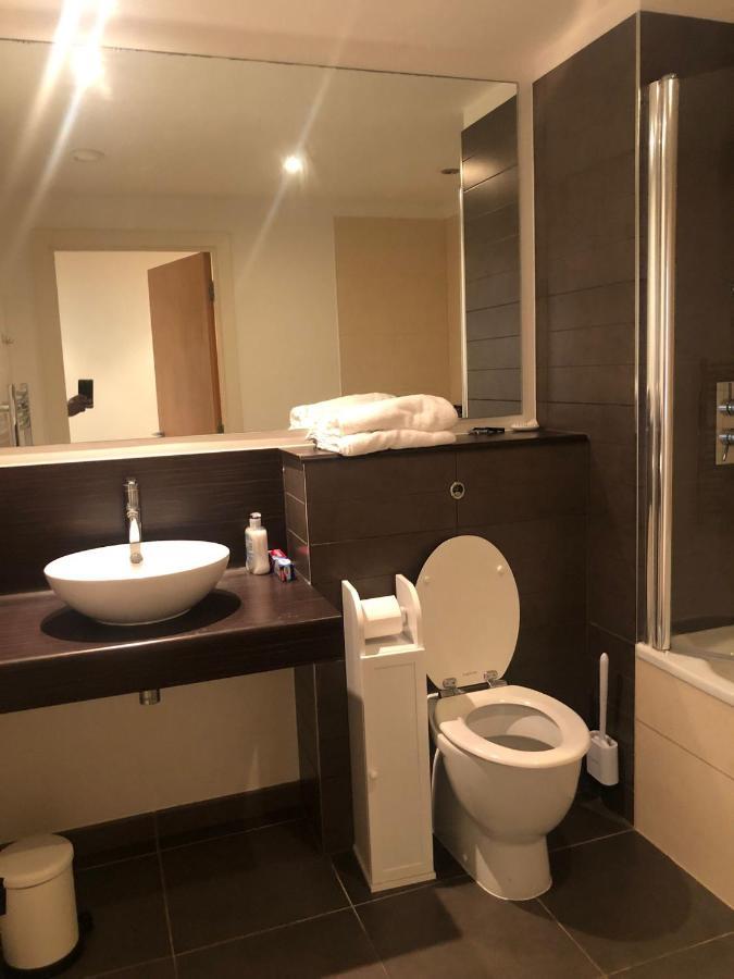 Lovely Serviced Apartment 2Min 2 City Center Манчестър Екстериор снимка