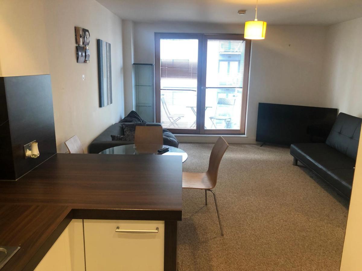 Lovely Serviced Apartment 2Min 2 City Center Манчестър Екстериор снимка